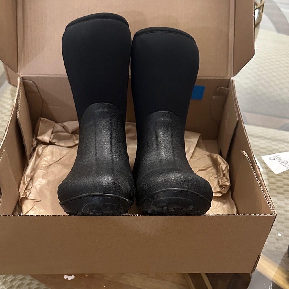 Columbia Women's Black Snowpow Mid Boots
Omni heat